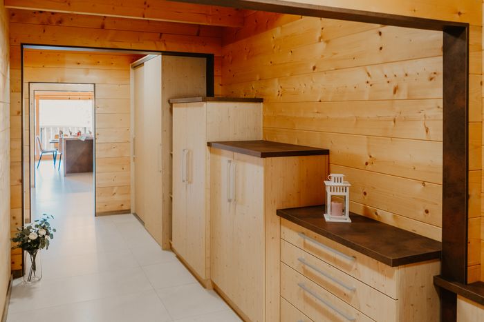 Prostoren dnevni prostor družinskega apartmaja.
