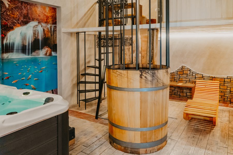 Wellness kotiček s savno in leseno oblogo.