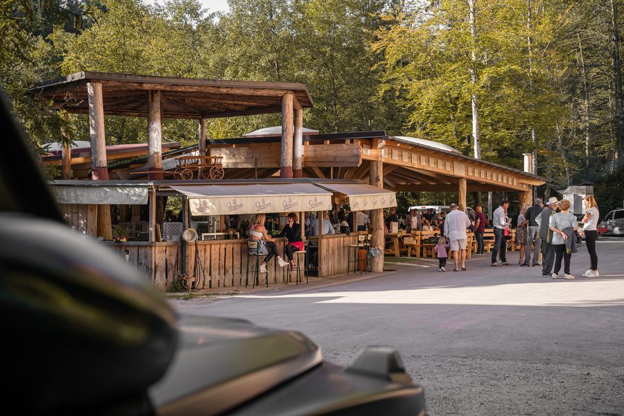 Piknik prostor pripravljen za druženje.