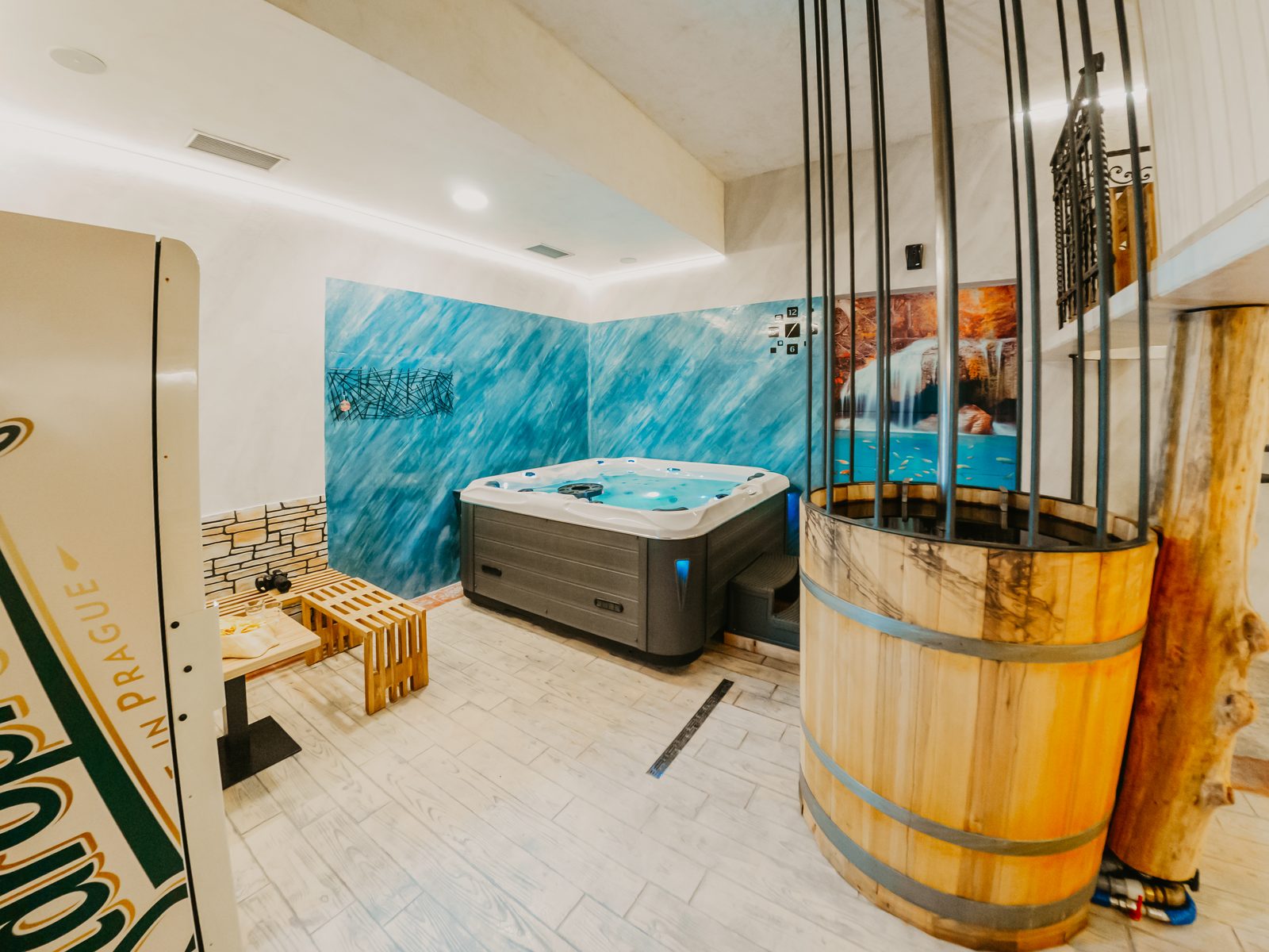 Zasebni wellness prostor s savno in ležalniki.